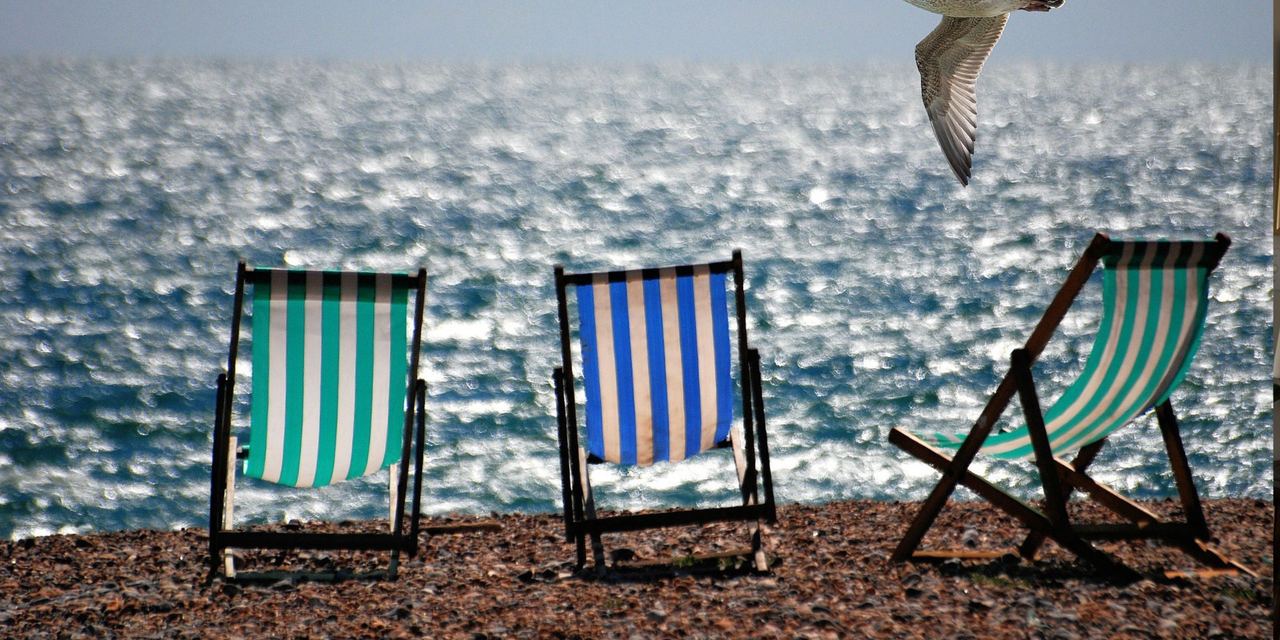 Beach chairs overlooking the ocean | Source: Pixabay