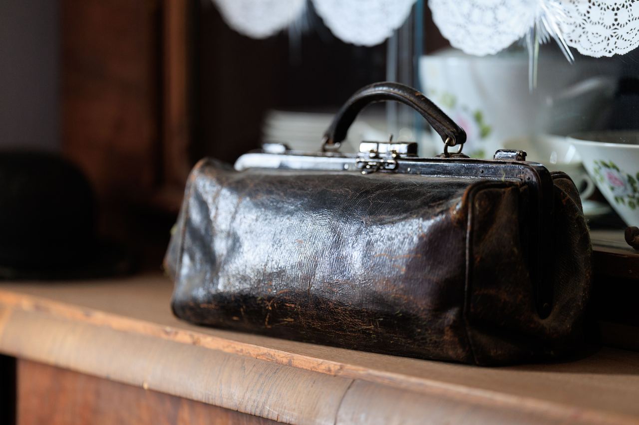 Close-up of a vintage leather bag | Source: Pexels