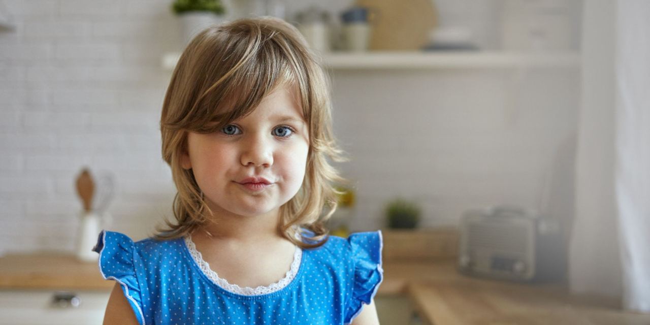 A little girl standing in a room | Source: Freepik