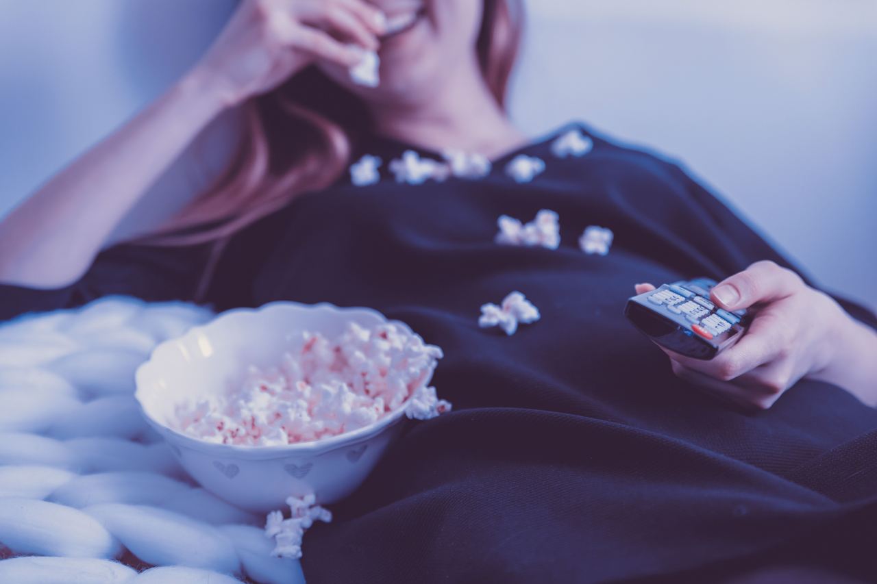 A woman eating popcorn | Source: Pexels