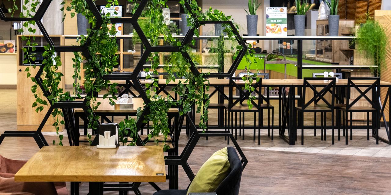 An outdoor restaurant sitting area | Source: Pexels
