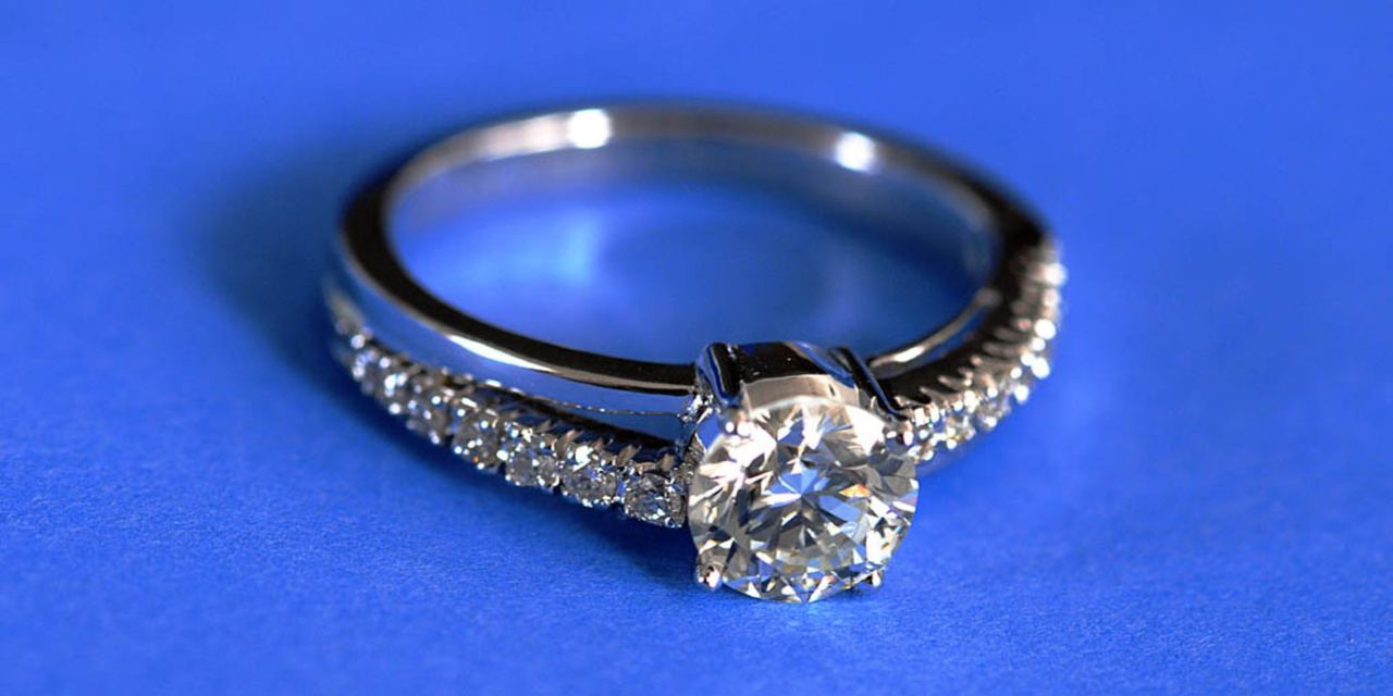 A close-up view of a diamond ring | Source: Flickr