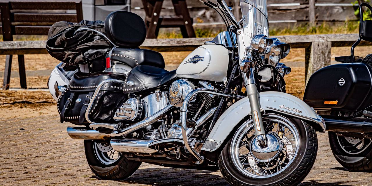 A parked motorcycle | Source: Pexels