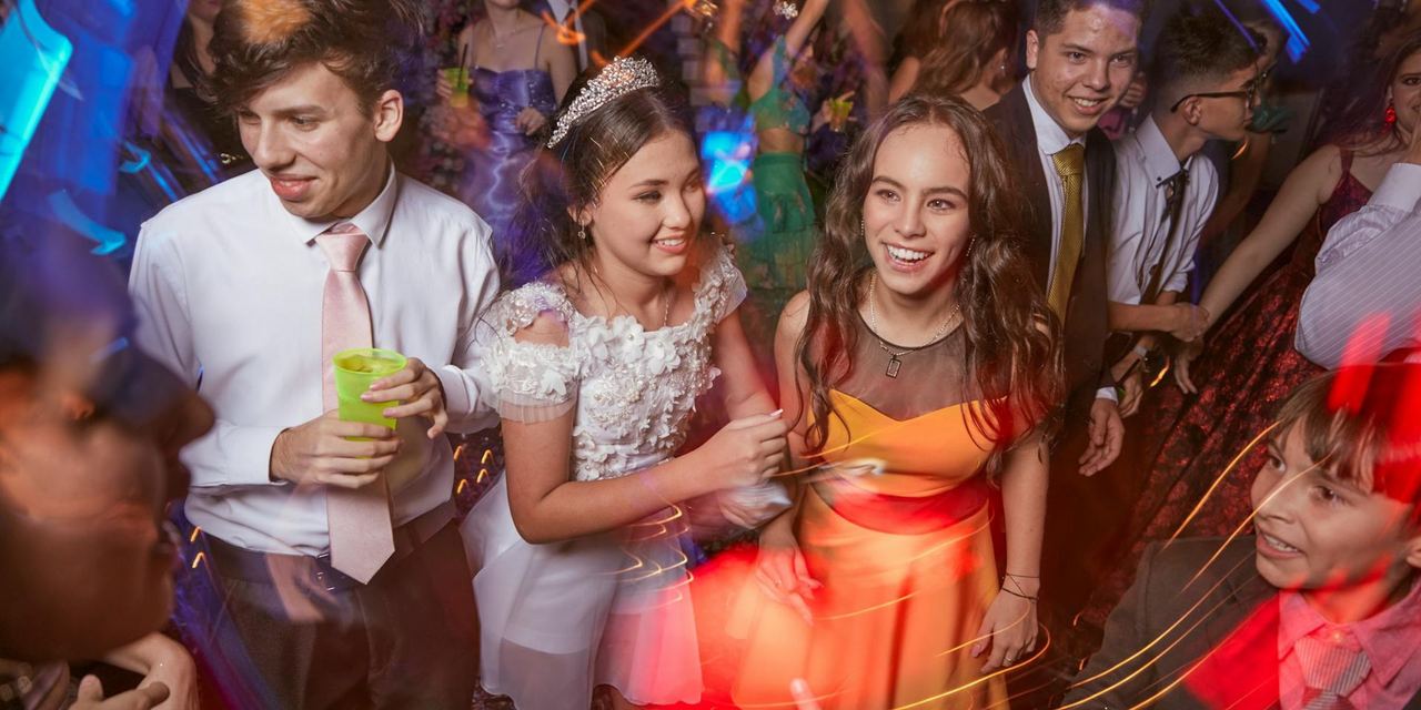 Teens at prom | Source: Pexels
