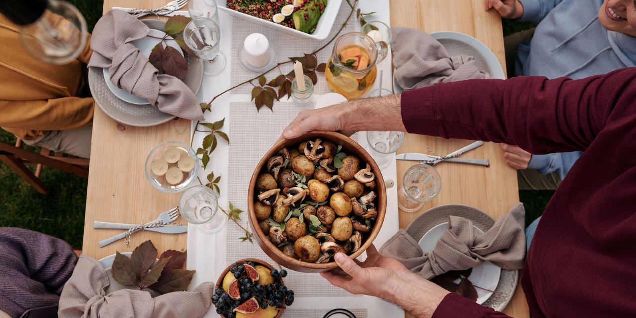 A family having dinner | Source: Pexels