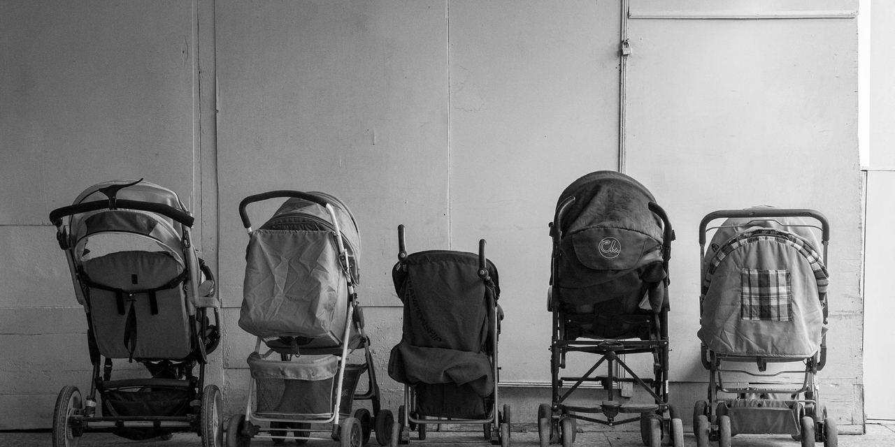 Baby strollers lined up in a hall | Source: Pexels