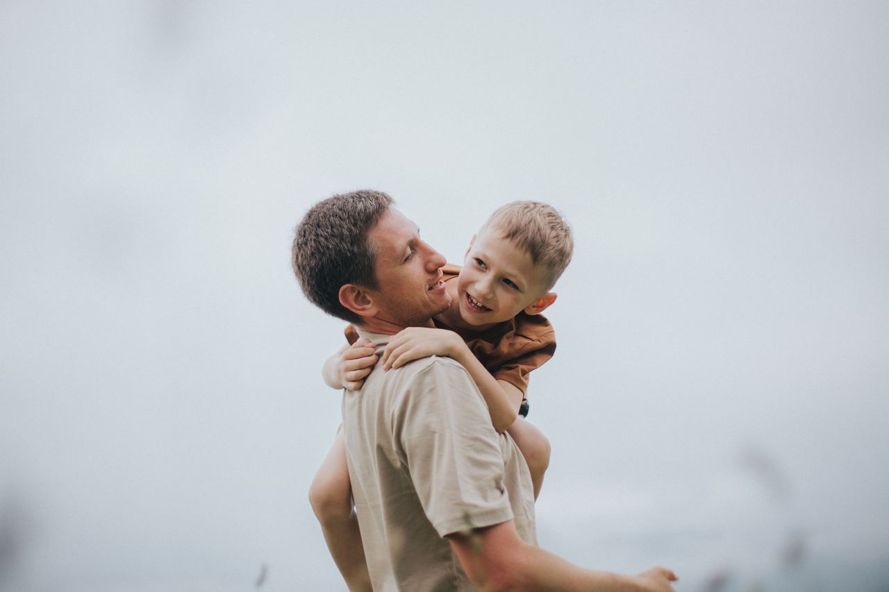 A joyful moment between a father and son as they play together | Source: Pexels