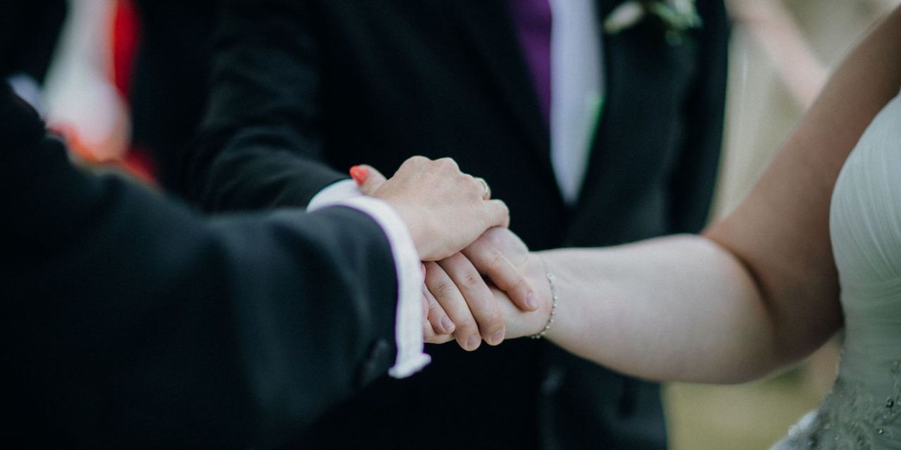 People holding hands | Source: Pexels