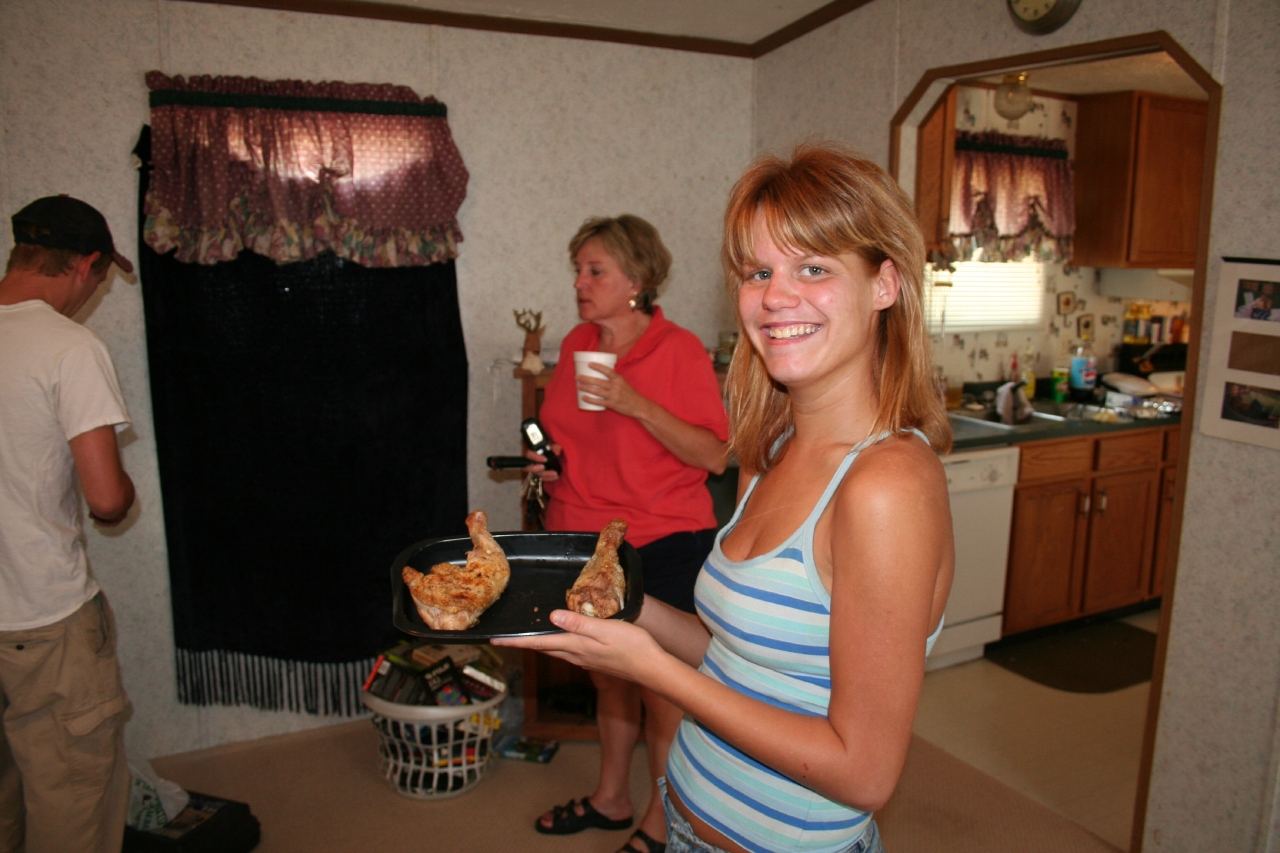 A woman holding a plate | Source: Flickr