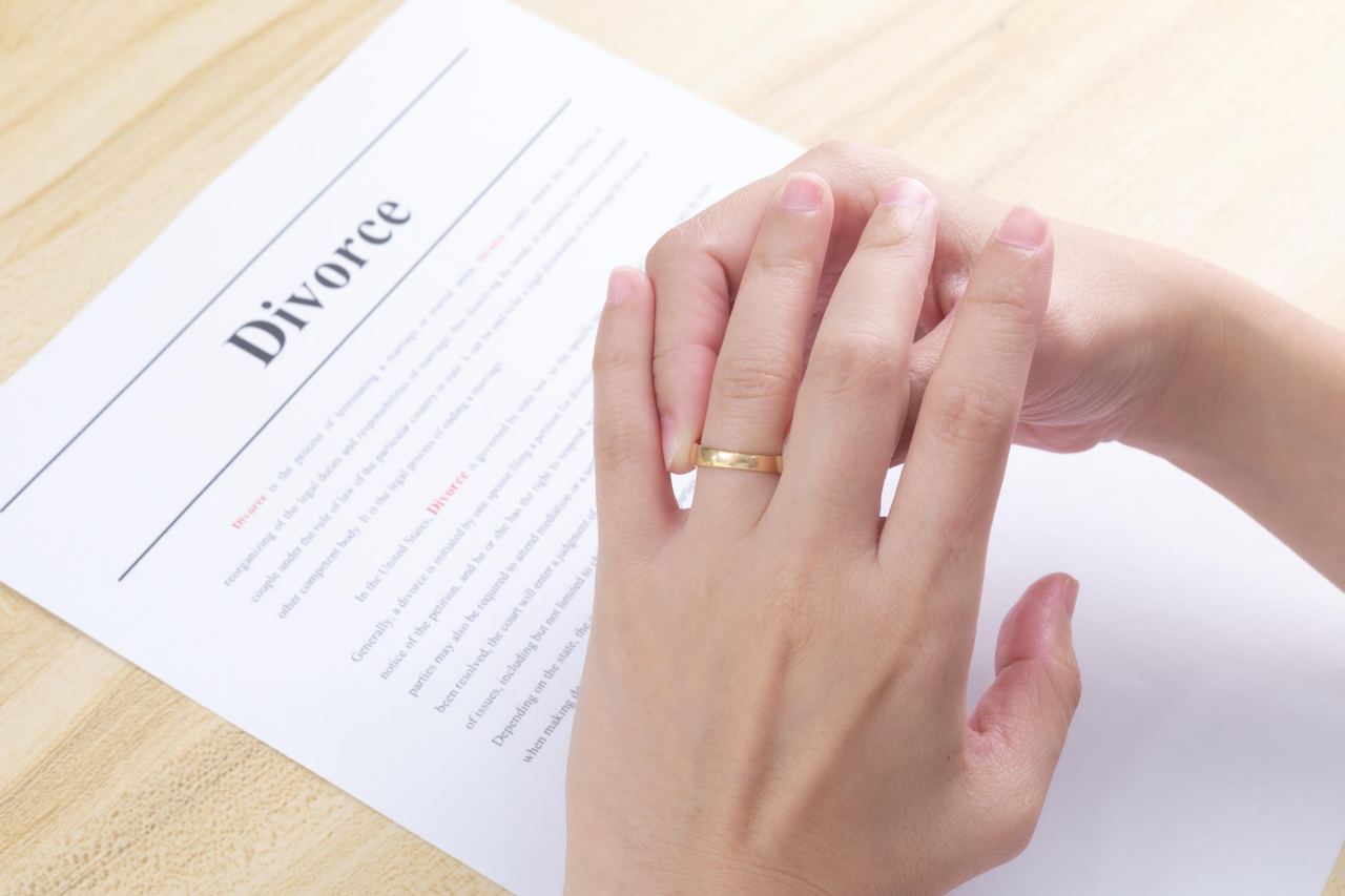A woman pulling out her wedding ring | Source: Shutterstock