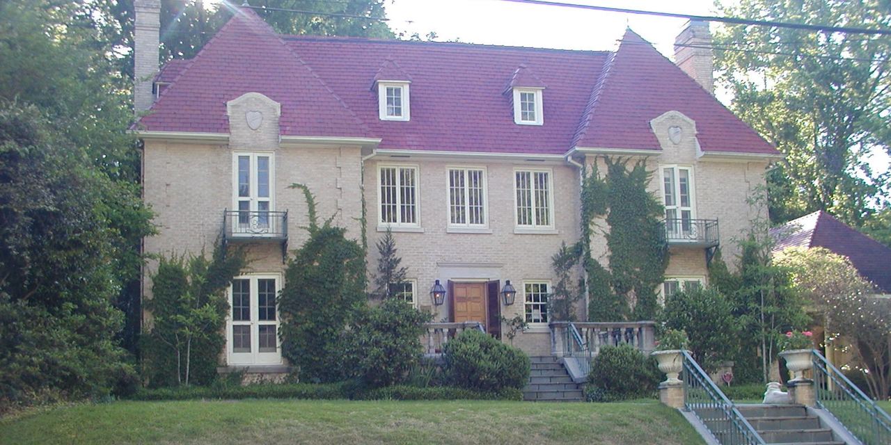 A huge house in a neighborhood | Source: Flickr