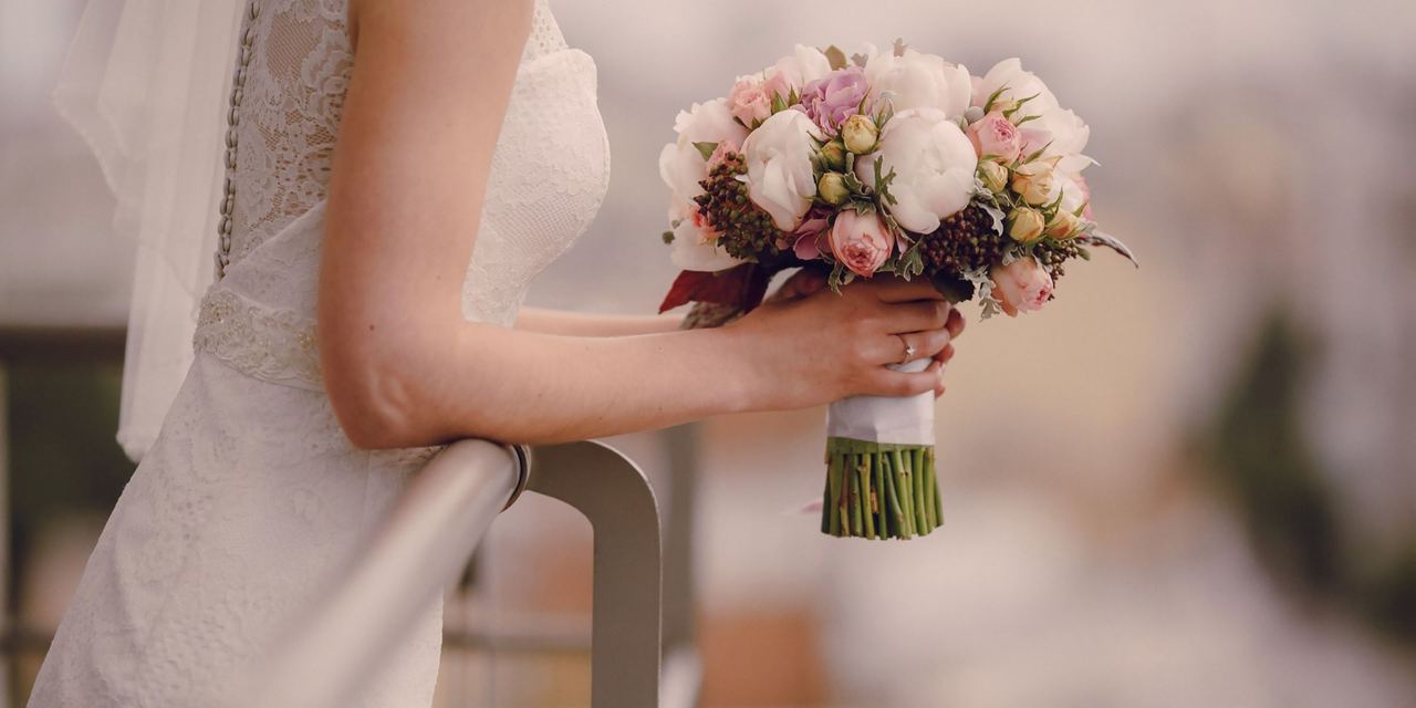 A bride holding her bouquet | Source: Magnific