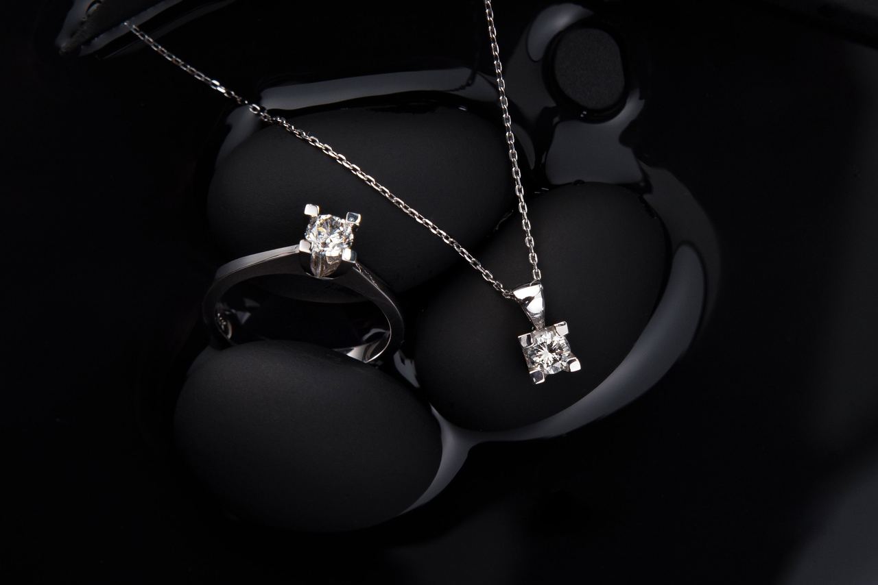 A diamond ring and necklace | Source: Pexels