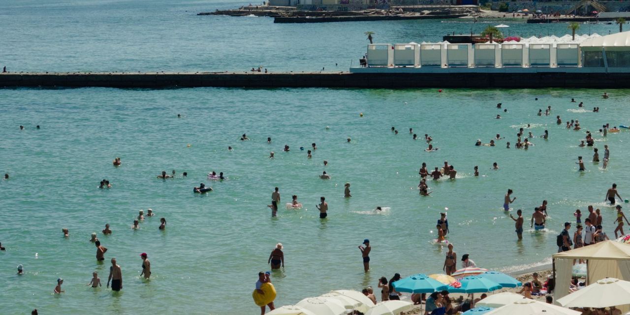 A crowded beach scene | Source: Pexels