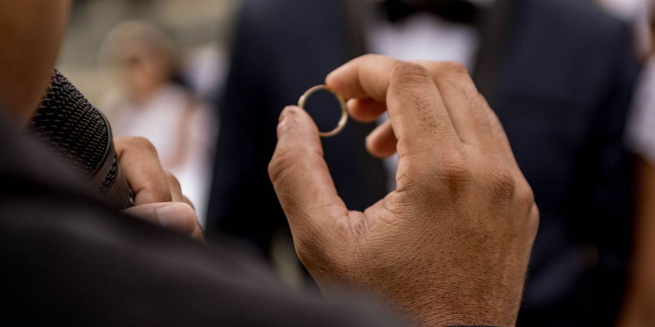 A man holding a wedding ring | Source: Pexels