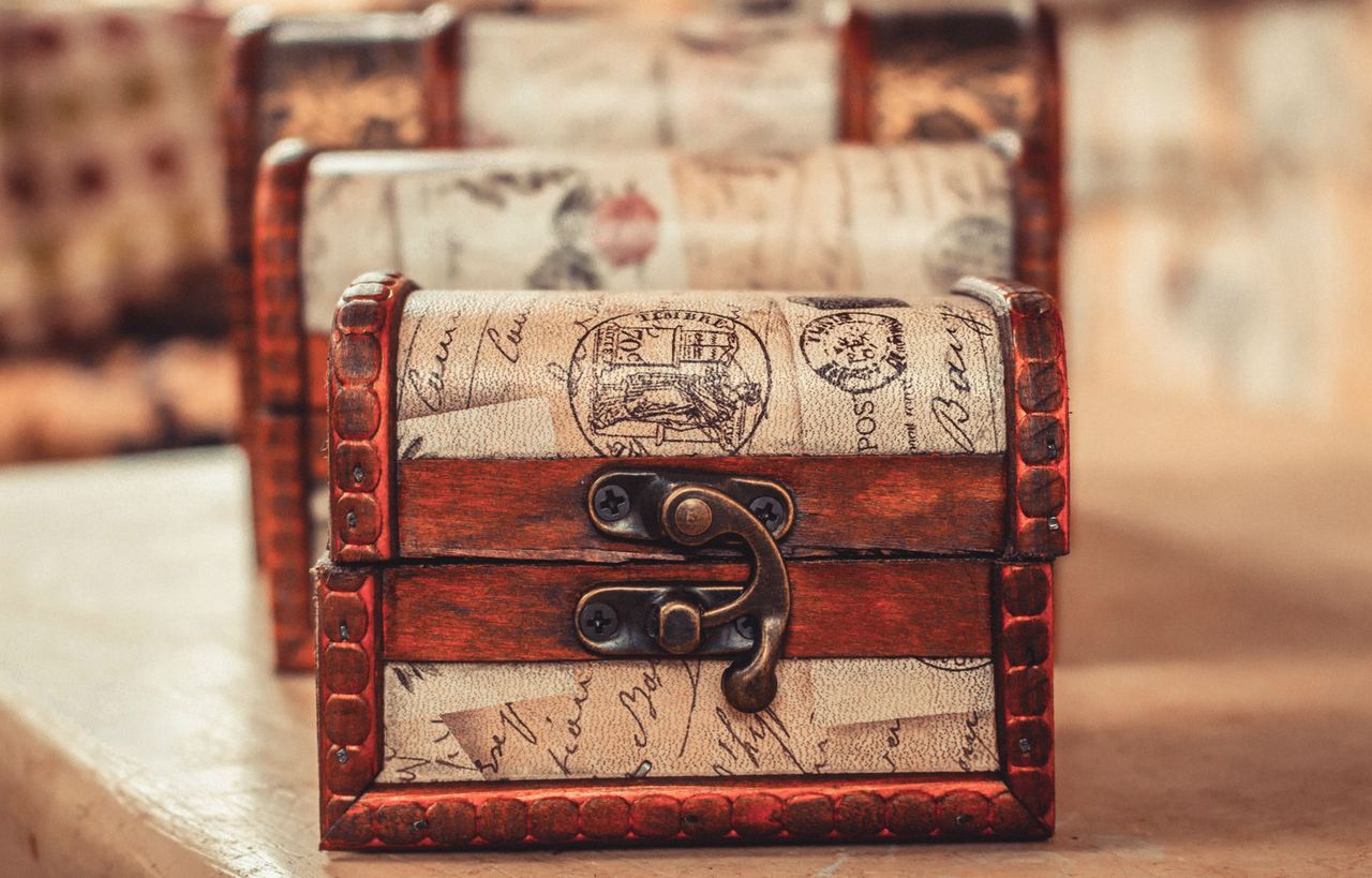 A wooden chest | Source: Pexels