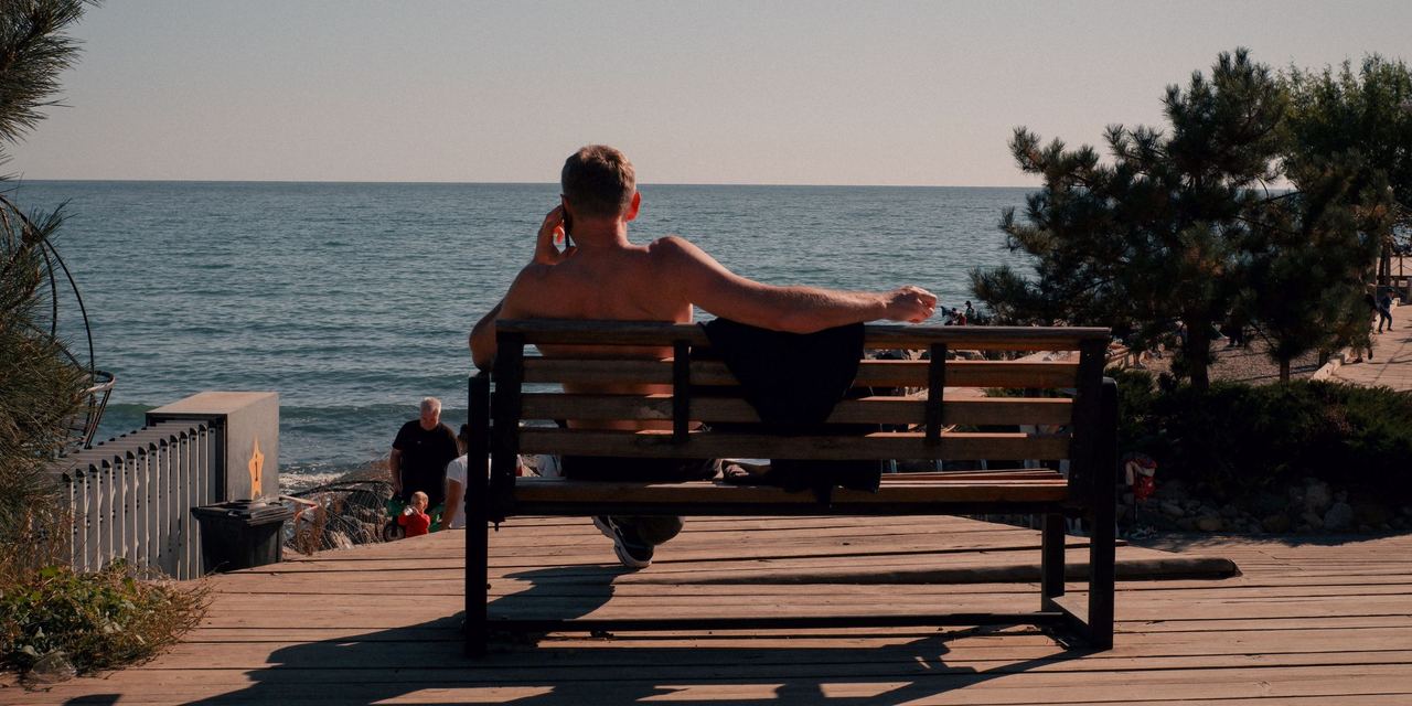 A man sitting on a bench | Source: Pexels