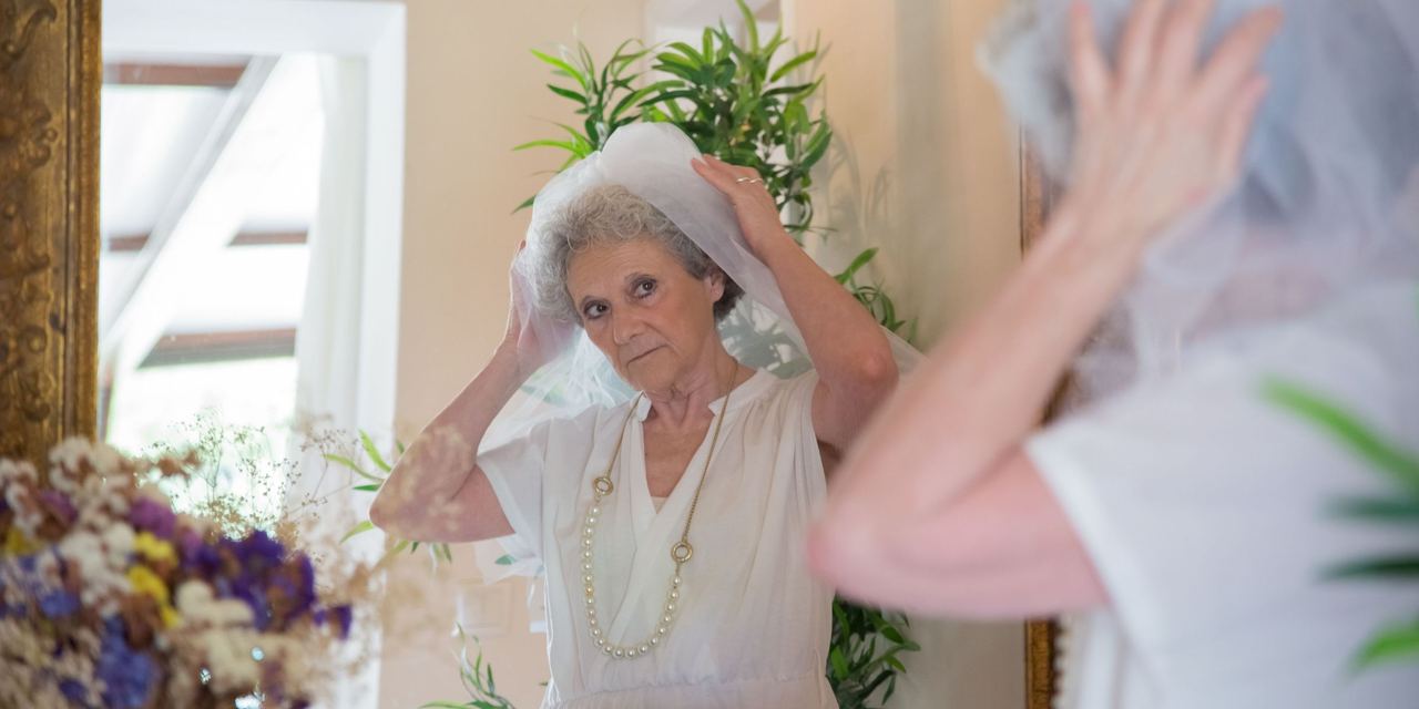 An older woman putting on a veil | Source: Pexels