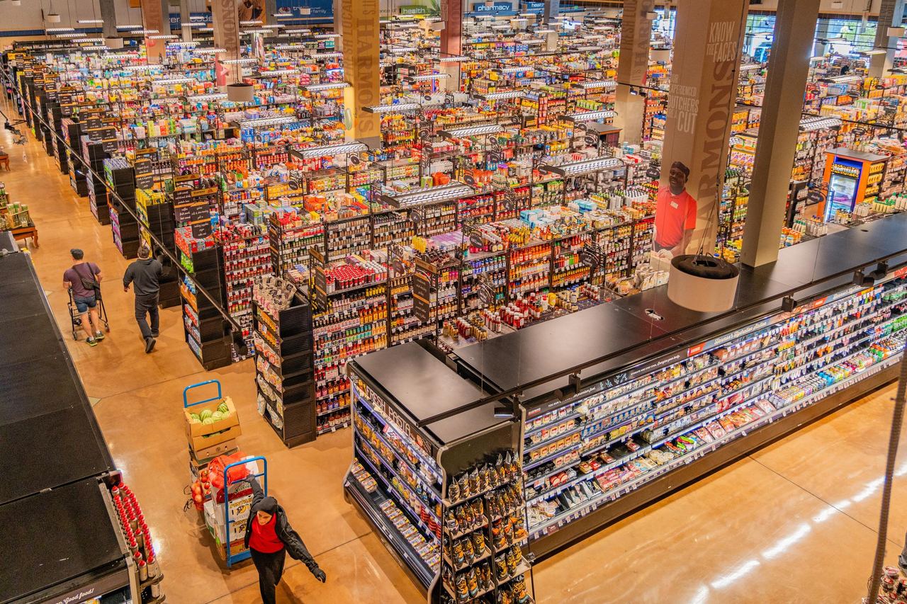 A grocery store | Source: Shutterstock