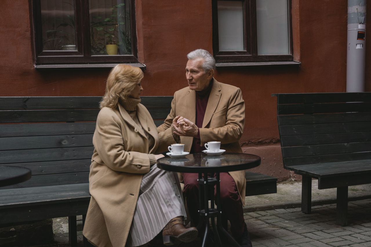 An older couple sitting together | Source: Pexels