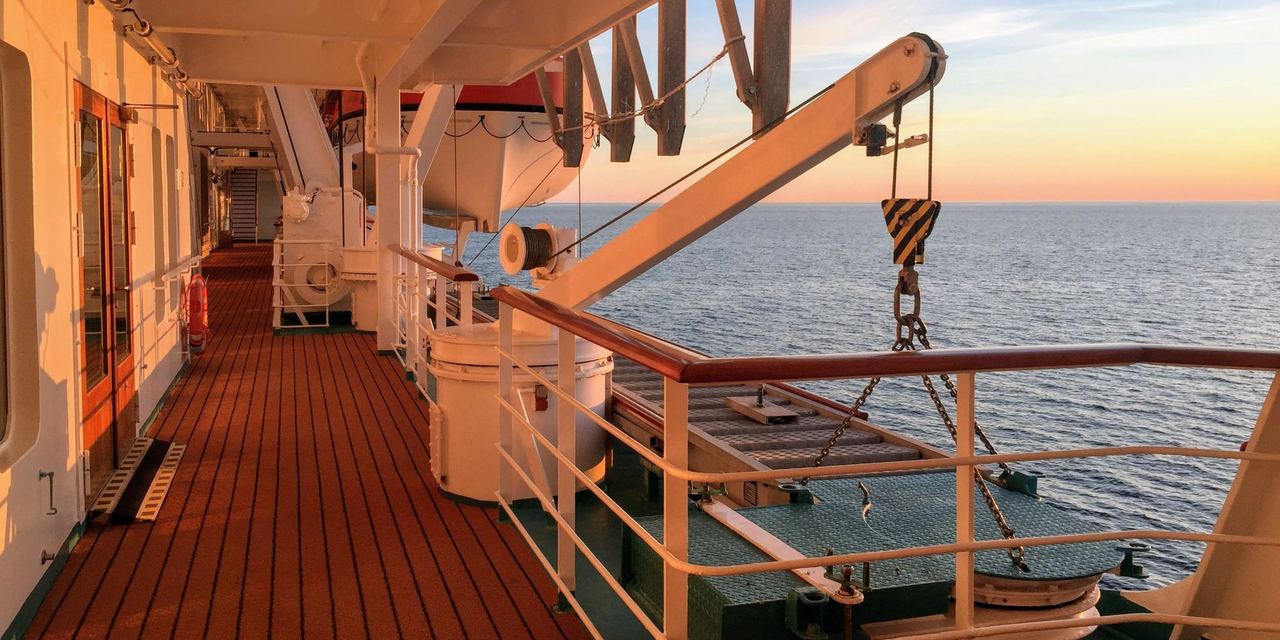 A view of the deck on a cruise ship at sunset | Source: Pexels