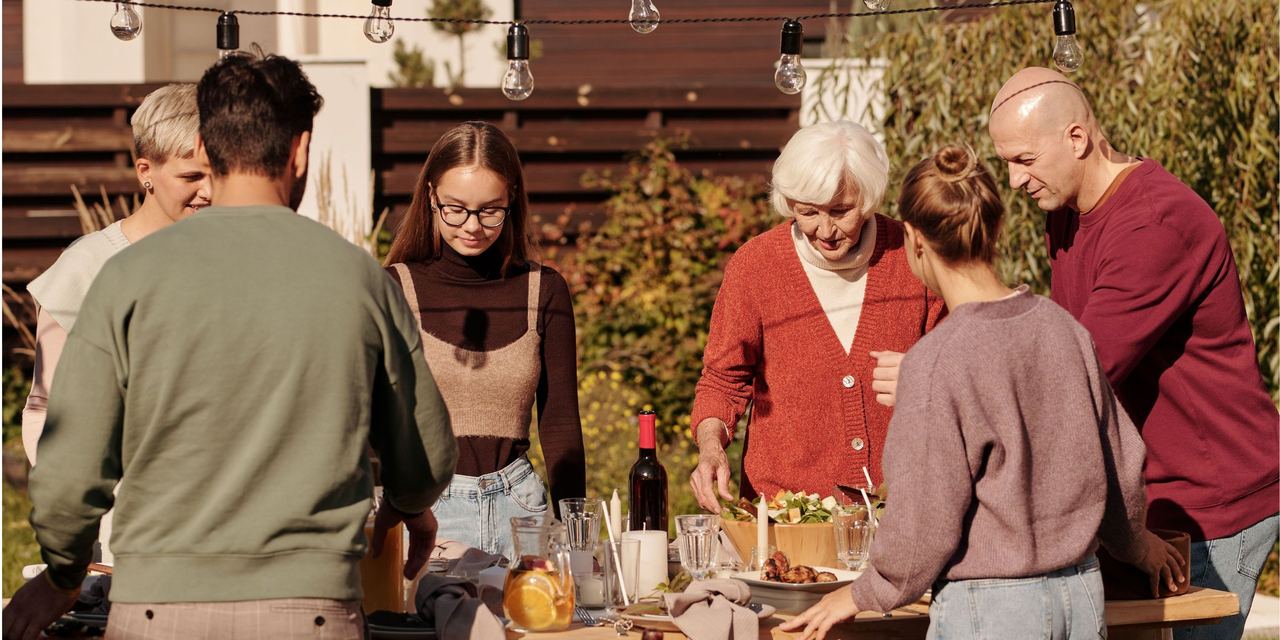 A family sharing a meal | Source: Pexels