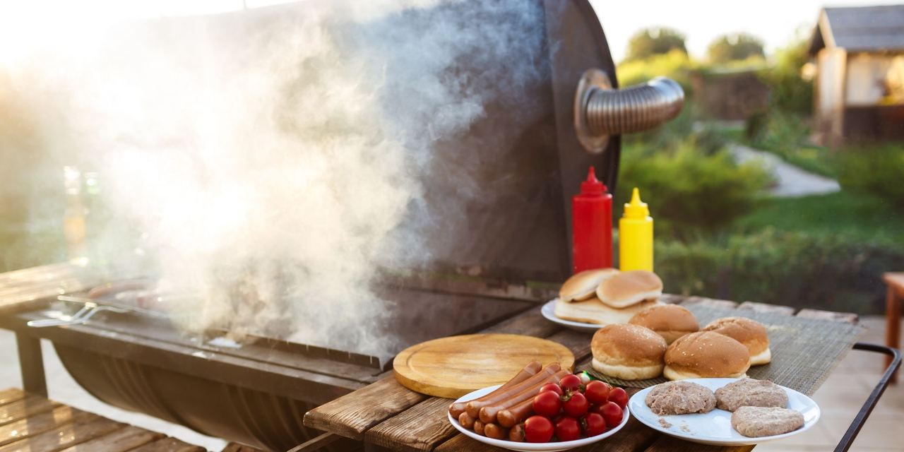 A barbecue grill in action | Source: Magnific
