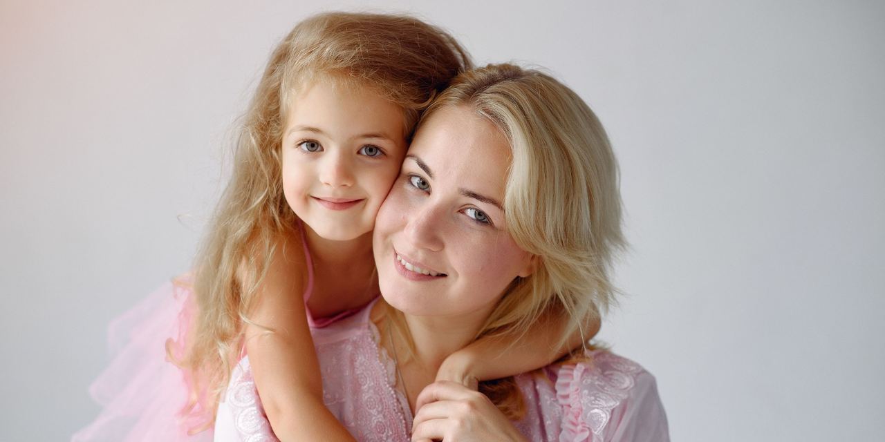 A happy little hugging a woman from behind | Source: Magnific