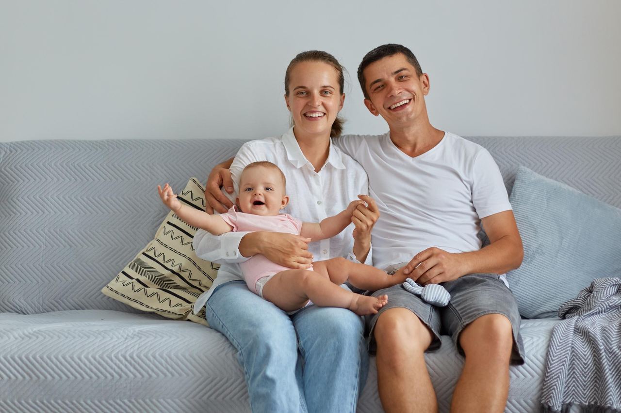 Woman and female sitting on sofa with daughter | Source: Magnific