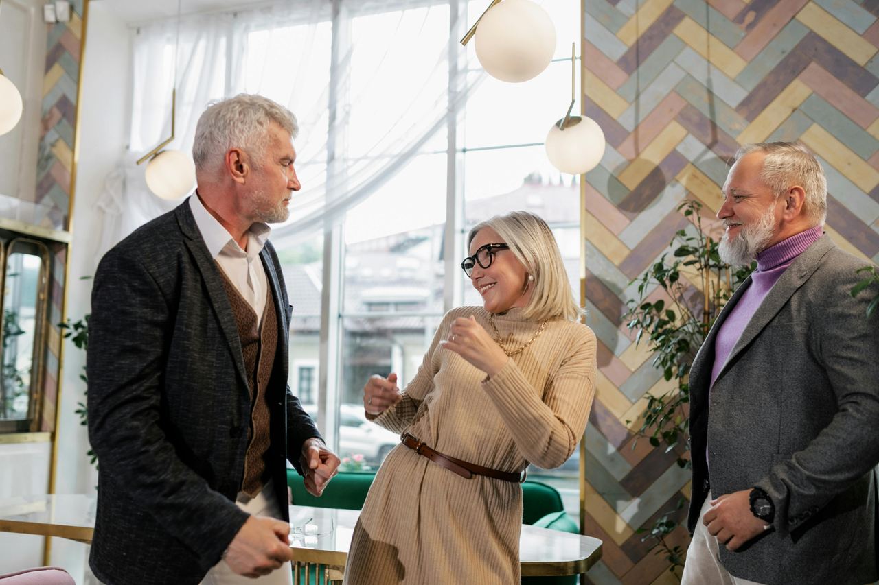 Two men talking to a woman | Source: Pexels