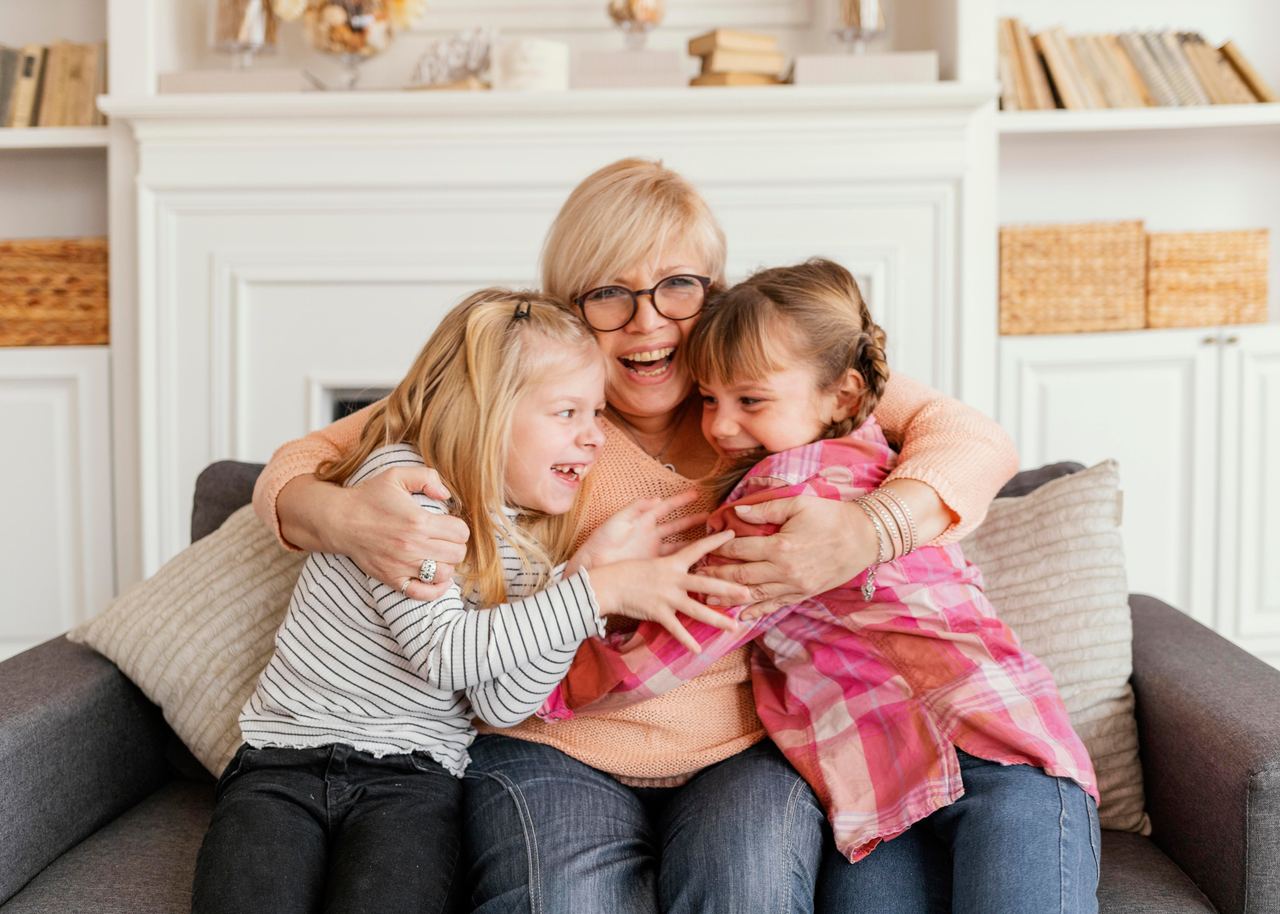 A grandmother and her grandkids | Source: Magnific