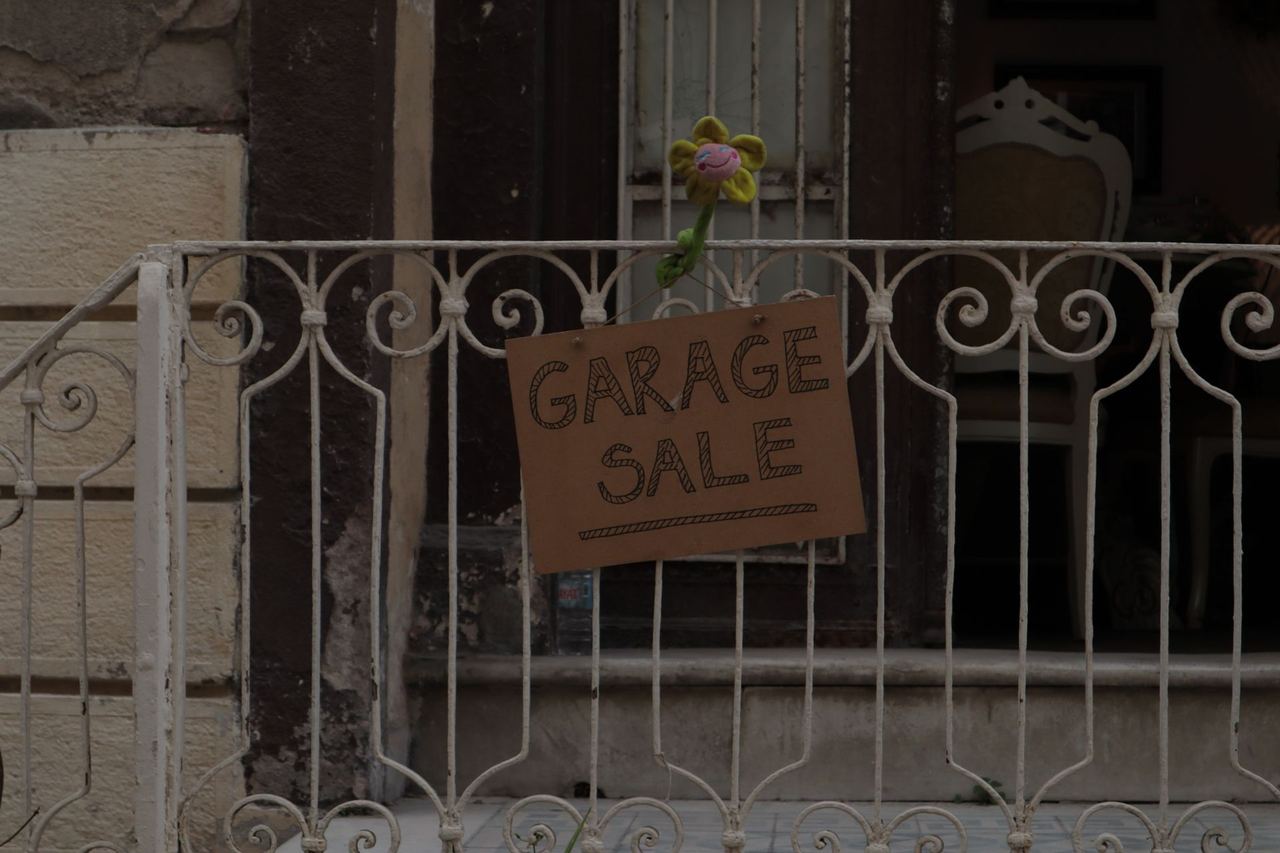 A garage sale sign | Source: Pexels