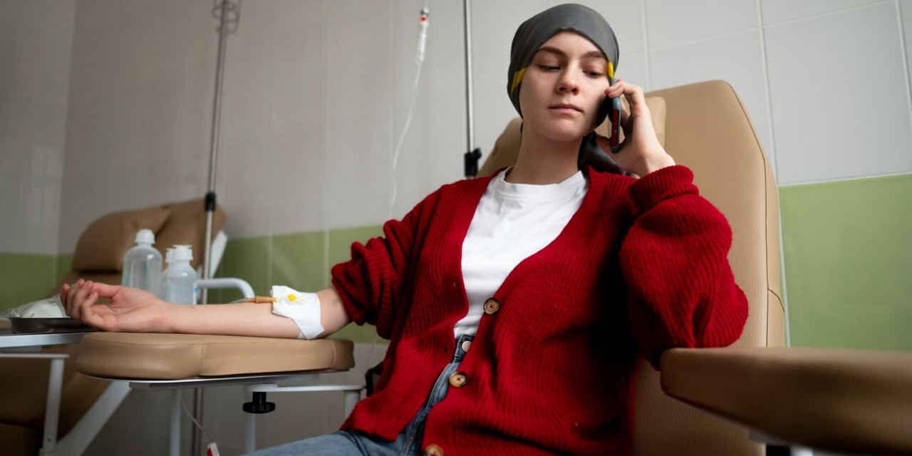 A woman getting chemotherapy | Source: Magnific