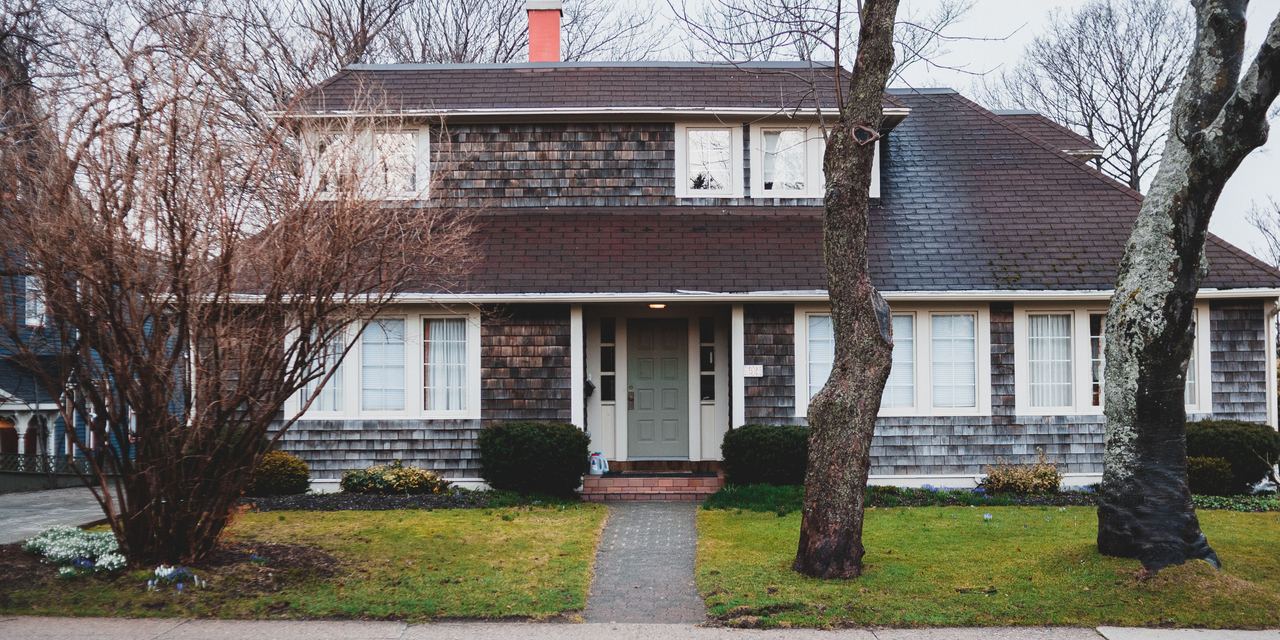 A house and front lawn | Source: Pexels