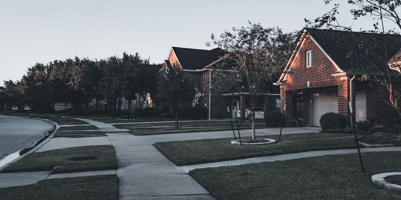 Brick houses and manicured lawns | Source: Pexels