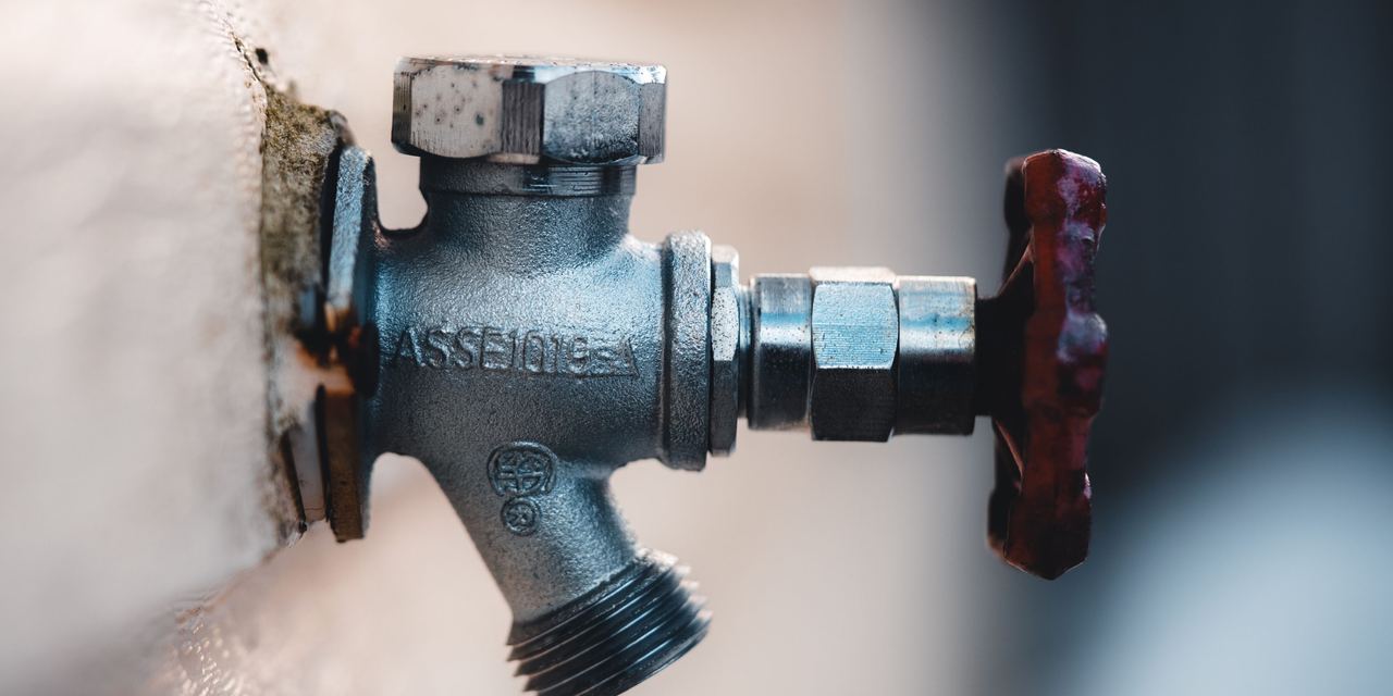A metal faucet | Source: Pexels