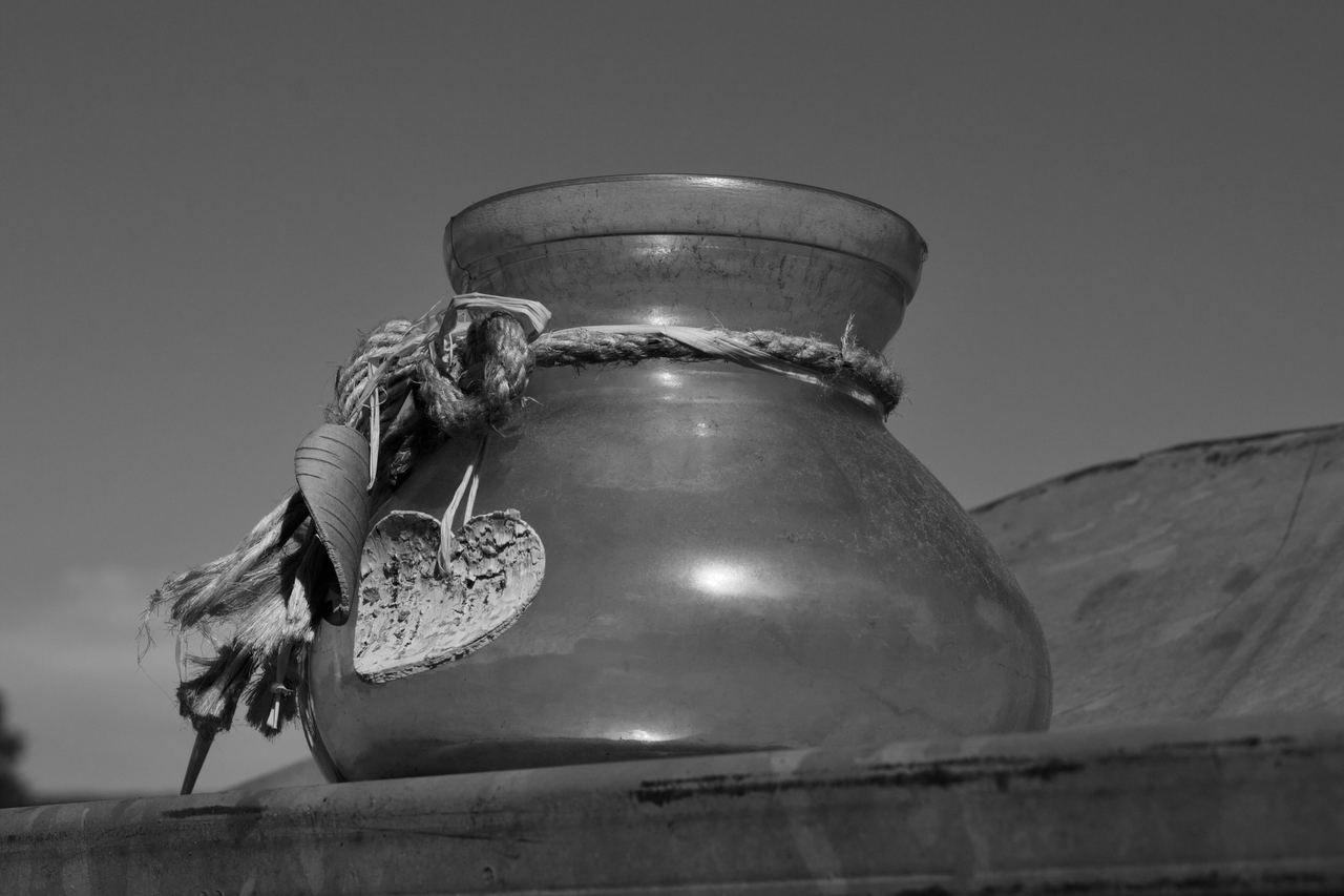 A black-and-white photo of a glass jar | Source: Pexels