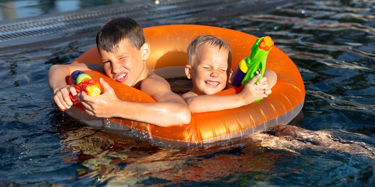 Two boys in a pool | Source: Magnific