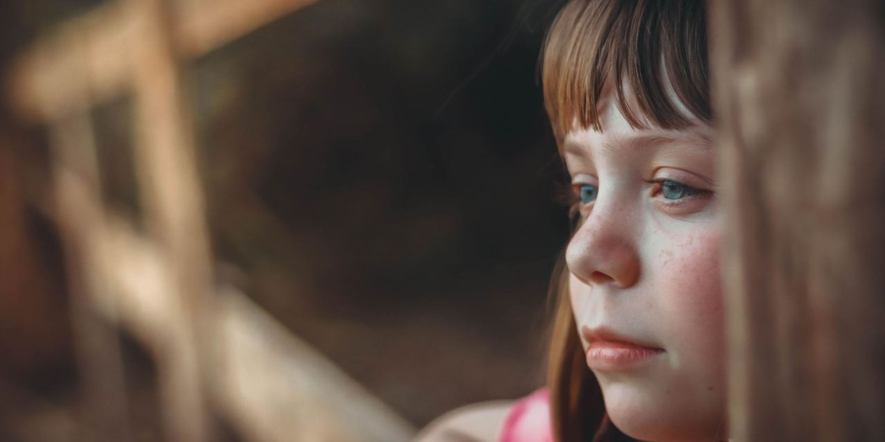 Side view of a young girl | Source: Pexels