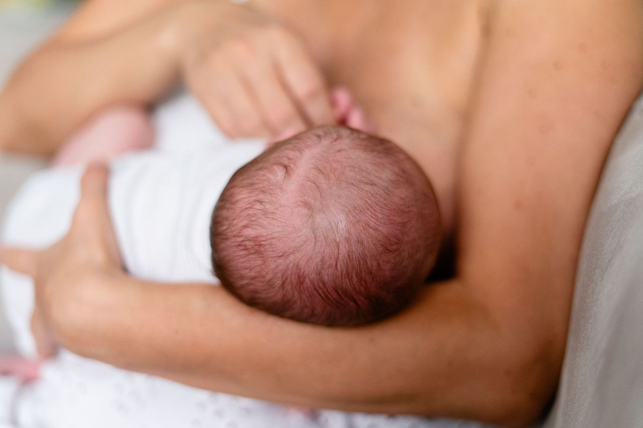 Tender moment of a mother breastfeeding her newborn | Source: Pexels