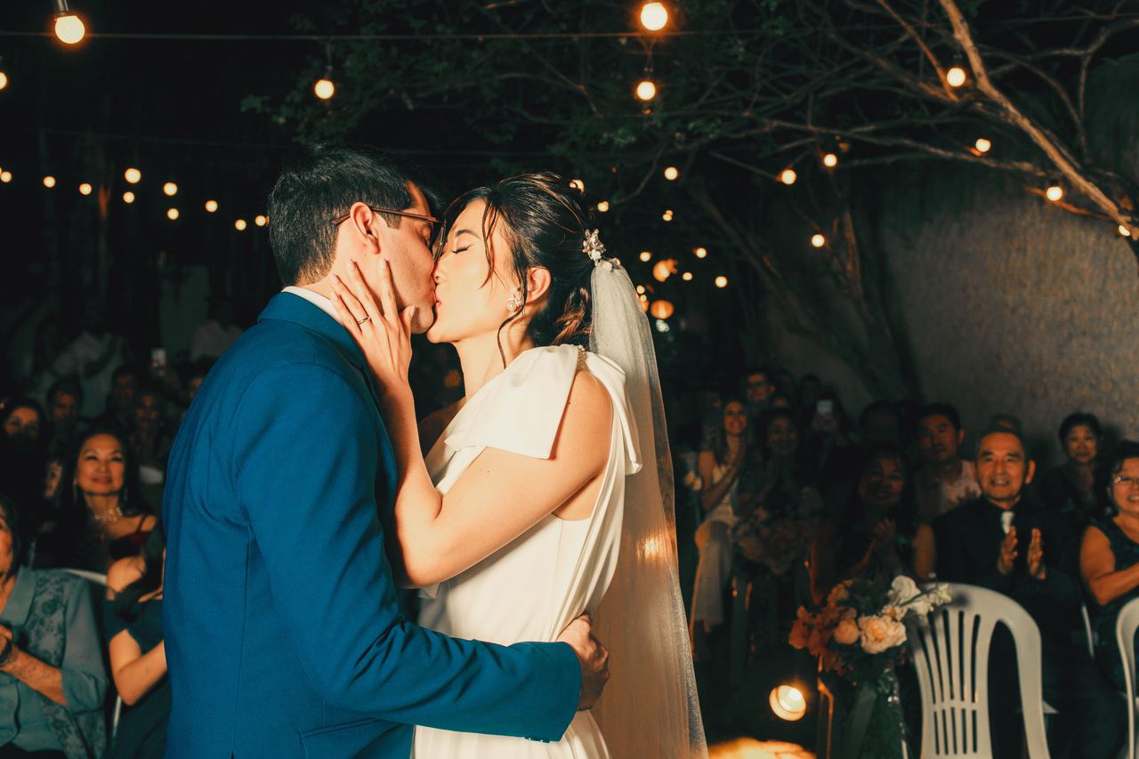 Newlyweds kissing | Source: Pexels