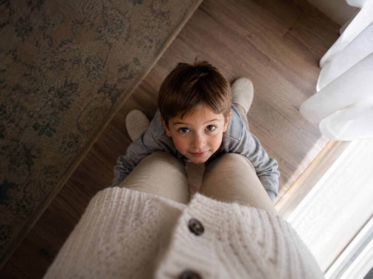 A little boy holding a person's leg | Source: Amomedia