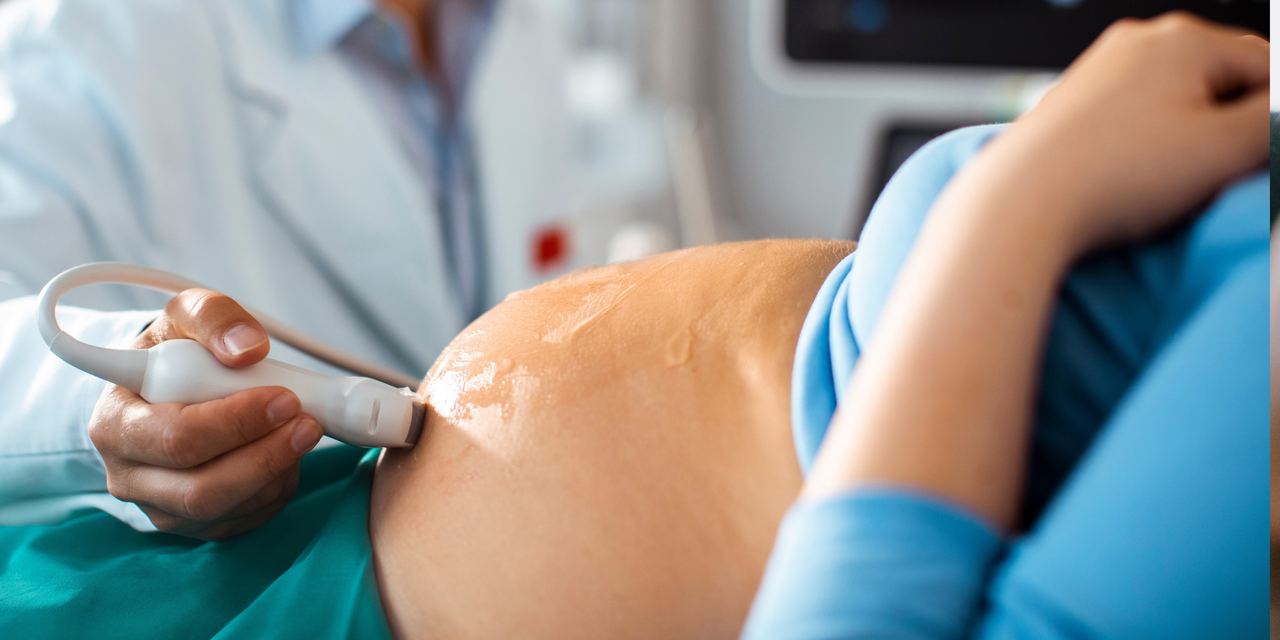 A pregnant woman having an ultrasound scan | Source: Shutterstock