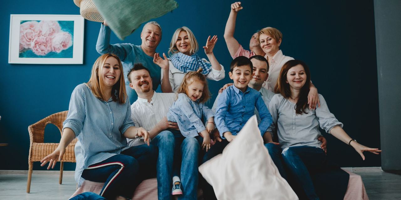 A big, happy family | Source: Freepik