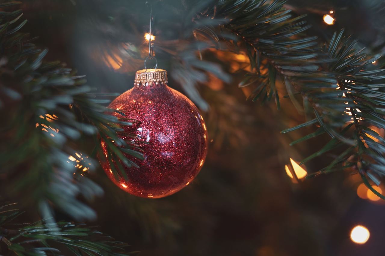 A Christmas tree ornament | Source: Pexels