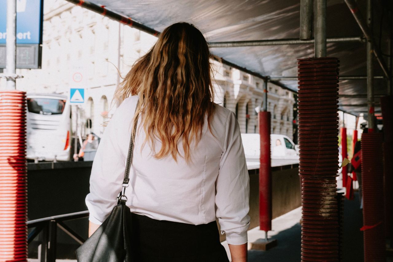 Rear view of woman in white shirt | Source: Pexels