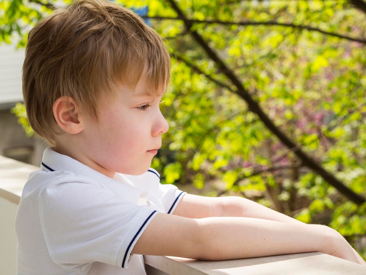 A young boy staring out into the distance | Source: Magnific