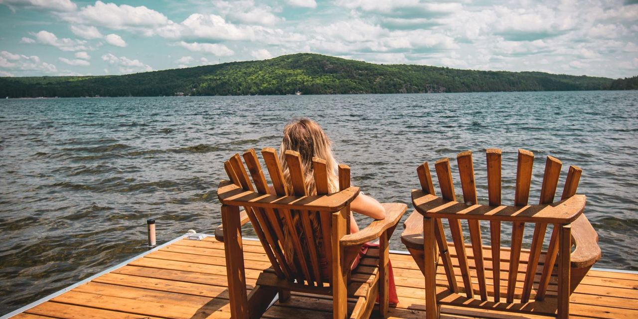 A woman at a lake | Source: Magnific