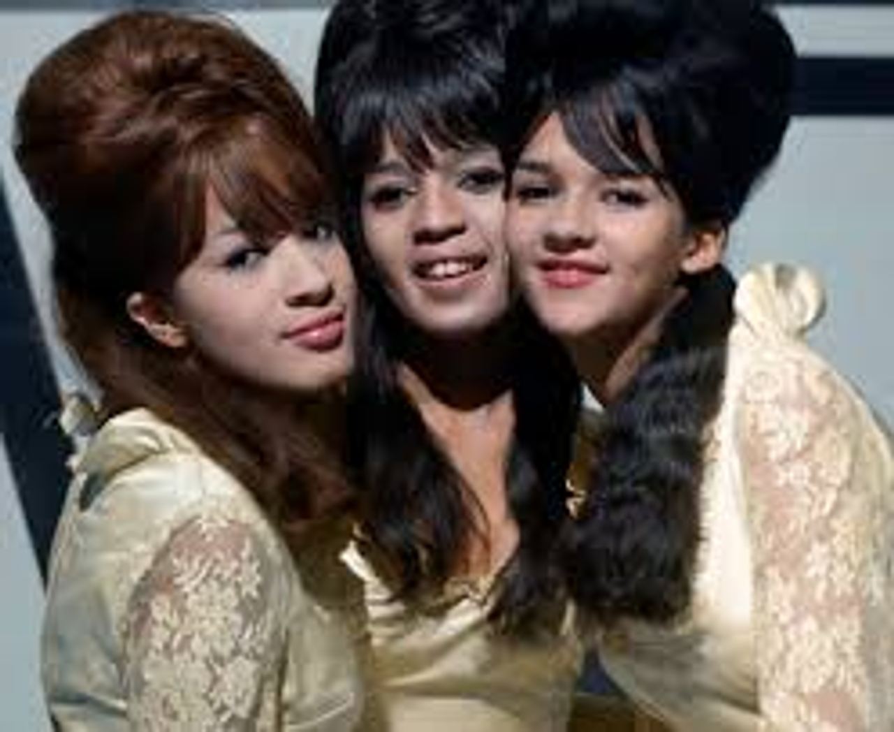 The Ronettes: Ronnie Spector, Estelle Bennett, và Nedra Talley (những năm  1960) : r/OldSchoolCool