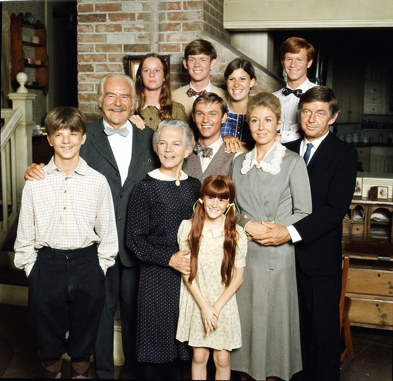 A portrait of the cast of "The Waltons," including Richard Thomas on January 1, 1977. | Source: Getty Images